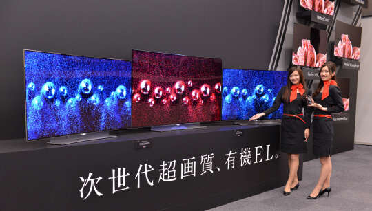 25일 일본 도쿄 아키하바라에서 열린 LG전자 '2015년 TV 신제품 발표회'에서 모델이 제품을 소개하고 있다. 사진= LG전자 제공